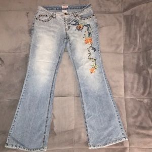 Womens/Juniors No Boundaries light wash blue Jeans